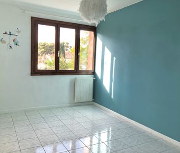 Location Appartement 3 pièces 77m² MARSEILLE 12ème - Photo 2