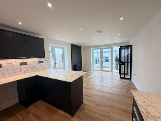 4 bedroom terraced house to rent - Photo 1