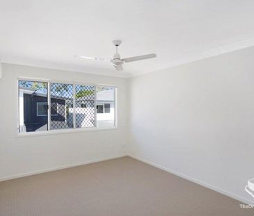 3 BED, A/C, MINUTES TO GATEWAY Large living space unit, gas cooktop... - Photo 4