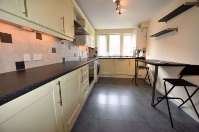 2 bedroom Flat in Alleon Court, Low Lane - Photo 4