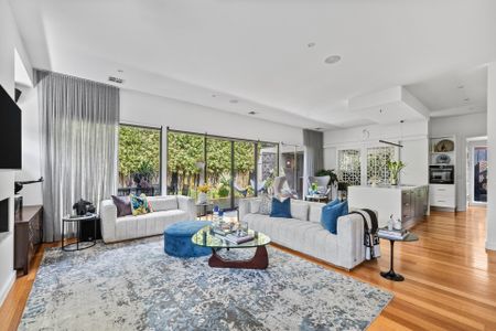 A Rare Luxury Rental Offering in Essendon’s Coveted Windy Hill Precinct - Photo 2