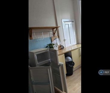 3 bedroom flat to rent - Photo 6