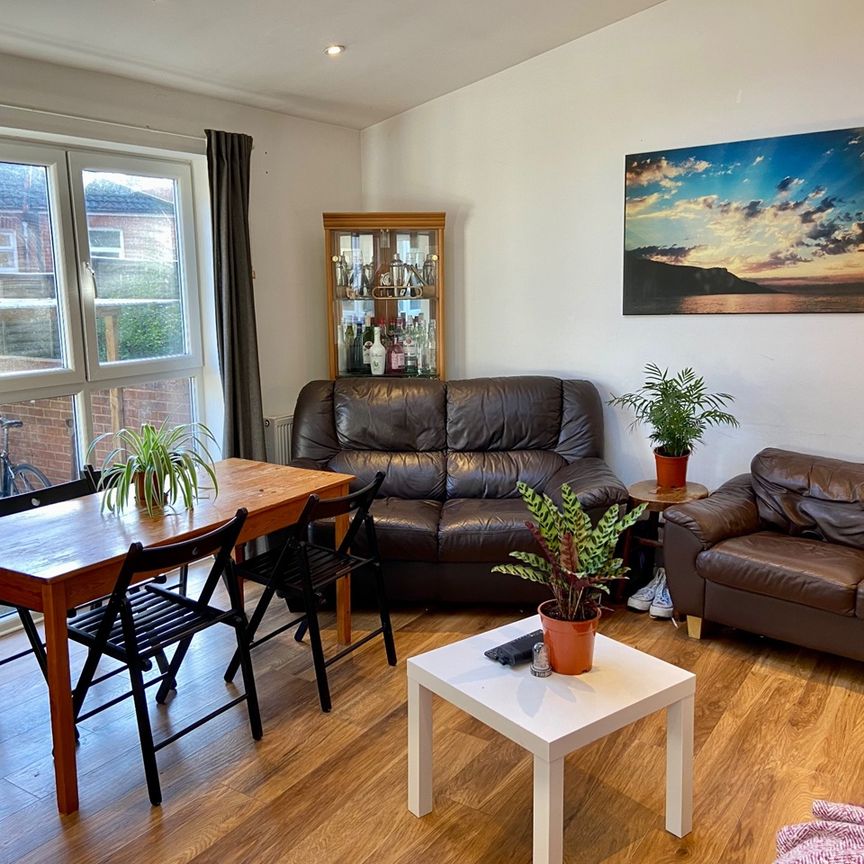 6 Bed Terraced House, Tennyson Road, SO17 - Photo 1