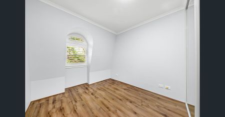 Townhouse-like apartment with large sunny rooftop terrace & parking - Photo 2