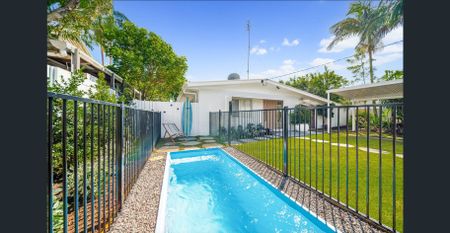 Beachside Charm – Renovated Home Just 400m to Mudjimba Beach - Photo 3