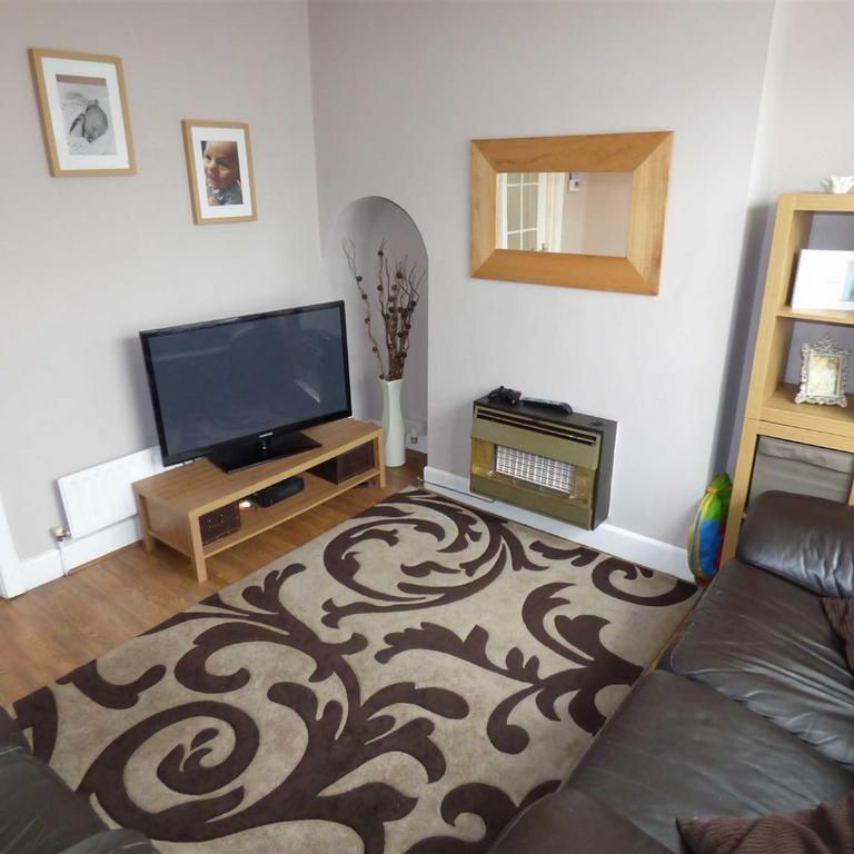 2 bedroom end of terrace house to rent - Photo 1