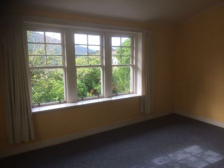 Charming 3 bedroom Kelburn Flat with Garden - Photo 3