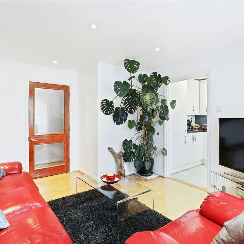 2 bedroom flat - Photo 1