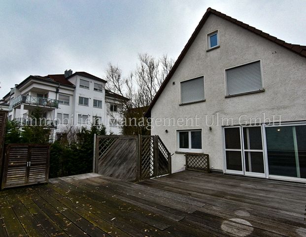 Schöne 3-Zimmer-EG-Wohnung mit Terrasse, Gartenanteil und Garage! - Photo 1