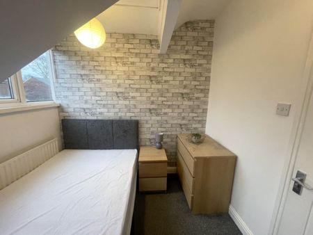Glebe Avenue (H/S) (room 3), Kirkstall, Leeds - Photo 5