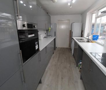 5 bedroom semi-detached house to rent - Photo 4