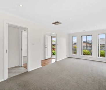 Single level , spacious townhouse - Photo 1