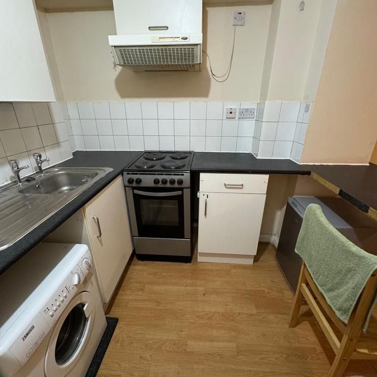 Studio to rent - Photo 1