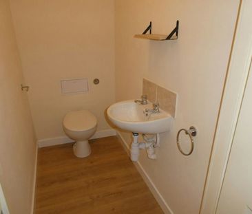 Terraced House to rent on - Photo 6