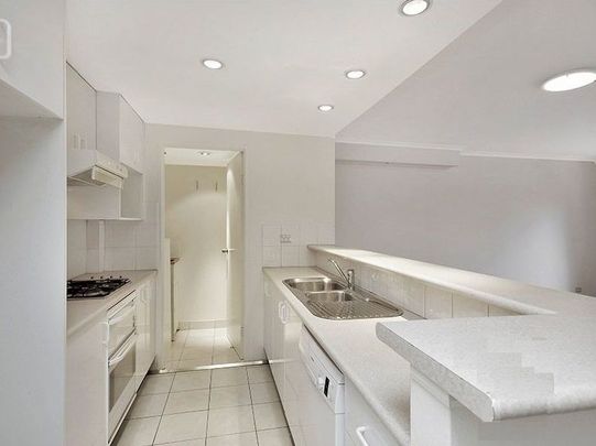 Generouly proportioned two bedroom two bathroom apartment with parking - Photo 1