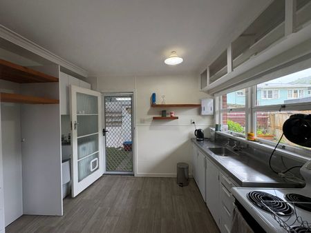 Two bedroom home - Close to CBD! - Photo 2