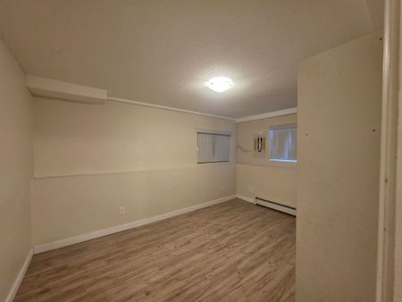 Spacious Two Bedroom/One Bath Suite Centrally Located in Surrey - Photo 5