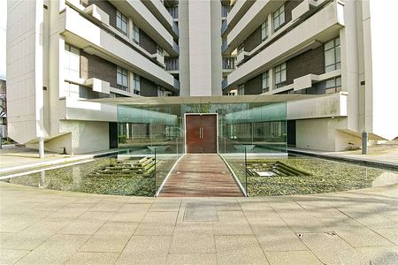 A spilt level apartment in one of Bethnal Green's most sought after and unique developments - Denys Lasdun's Keeling House. - Photo 2