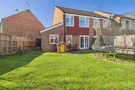 3 bedroom end of terrace house to rent - Photo 3