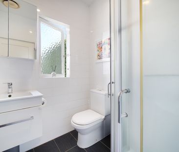 A Charming Retreat with Pet-Friendly Comfort - Photo 5