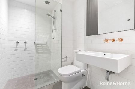 Ultra Modern Apartment In Great Location - Photo 5