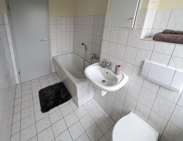 2-Raum-Wohnung, ruhig und im Grünen! Küche und Bad mit Fenster // Südbalkon! - Photo 1