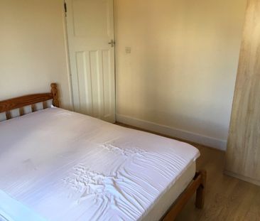 2 Bed Flat, Valley Gardens, SW19 - Photo 2