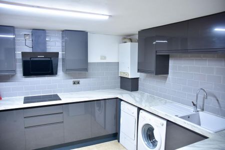 4 bedroom flat to rent - Photo 2