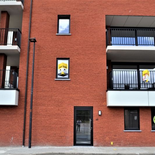 Gelijksvloers 2-Slaapkamer appartement met terras en parkeerplaats - Photo 1