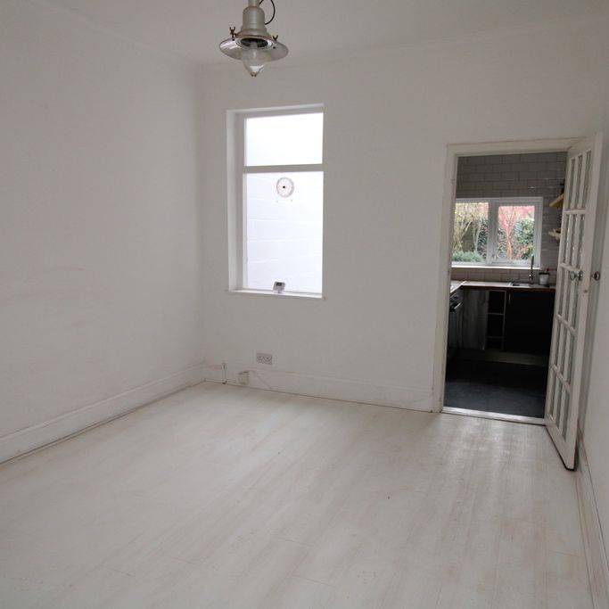 £1,225 - References Pending - Photo 1
