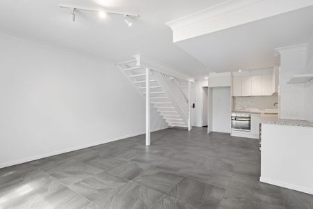 Beautifully Renovated 3 Brm Townhouse - Photo 2