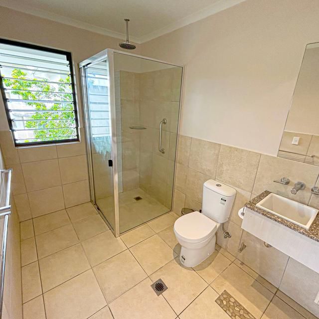 FULLY FURNISHED 1 BEDROOM APARTMENT - A STONES THROW FROM THE BEACH - Photo 1