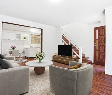 Air-Conditioned Three Bedroom Townhouse with Large Easy-Care Courty... - Photo 2