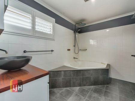 SPACIOUS, AIR CONDITIONED HOME CLOSE TO EVERYTHING - Photo 3