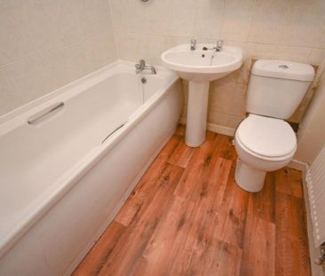 2 bedroom mews to rent - Photo 6