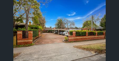 Charming 2-Bedroom Townhouse in prime location - Photo 5