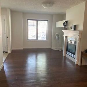 Clean 3 BR townhouse in Central Edmonton for rent - Photo 2