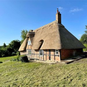 An enchanting 2-bedroom, 2-bathroom cottage to rent - Photo 3