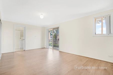 “Close to Amenities, Spacious rooms and lounge !” - Photo 5