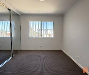 Stylish & Low-Maintenance 2-Bedroom Apartment - Photo 1