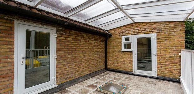Stunning three bed two bath property set within a private development - Photo 1