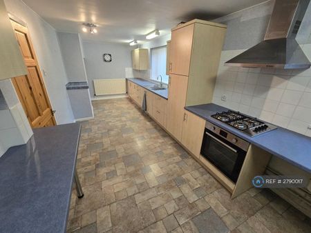 3 bedroom semi-detached house to rent - Photo 4