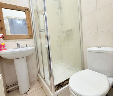 Self contained studio flat close to ilford station- £1000 pcm - Photo 4