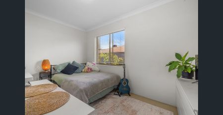 STRICTLY 2 MONTH LEASE ONLY. Quiet and Convenient 2 bedroom Apartment with Lock Up Garage - Photo 2