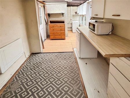 2 bedroom semi-detached house to rent - Photo 4