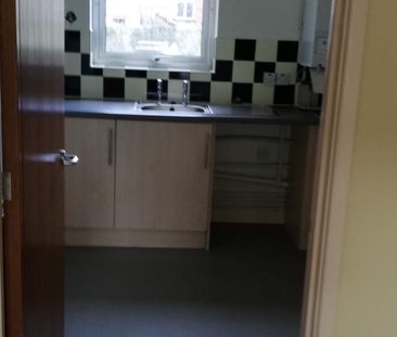 ***APPLY ONLINE – 1 Bed Over 55’s 1st floor flat. Adapted Walk in s... - Photo 3