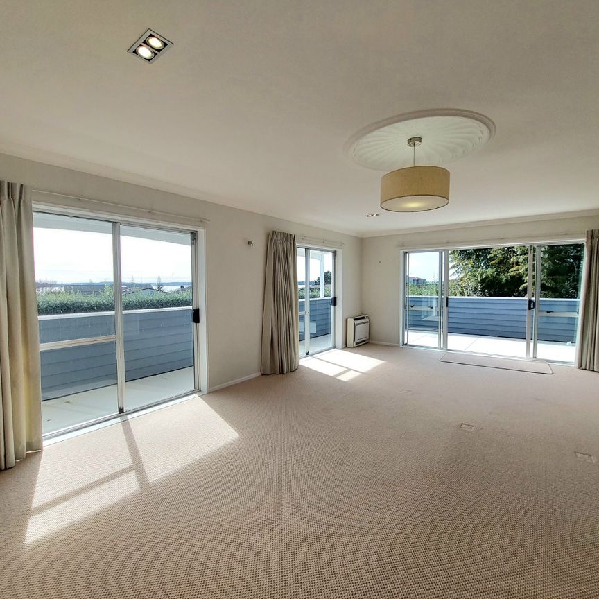 Large Family Four Bedroom Home in Matua! Matua - Photo 1