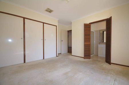 Perfect family home with ample space and a pool - Photo 5