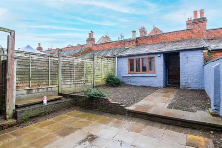 2 bed House - Mid Terrace To Let - Photo 4