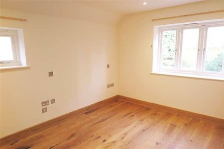 East Bridge Close, Tilford, Surrey, GU10 - Photo 2